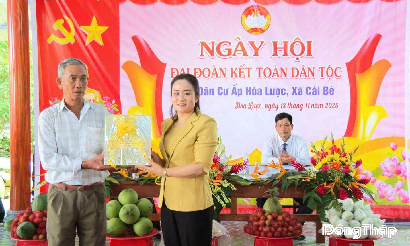 Phó Bí thư Thường trực Tỉnh ủy dự Ngày hội Đại đoàn kết toàn dân tộc tại xã Cái Bè Phó Bí thư Thường trực Tỉnh ủy dự Ngày hội Đại đoàn kết toàn dân tộc tại xã Cái Bè