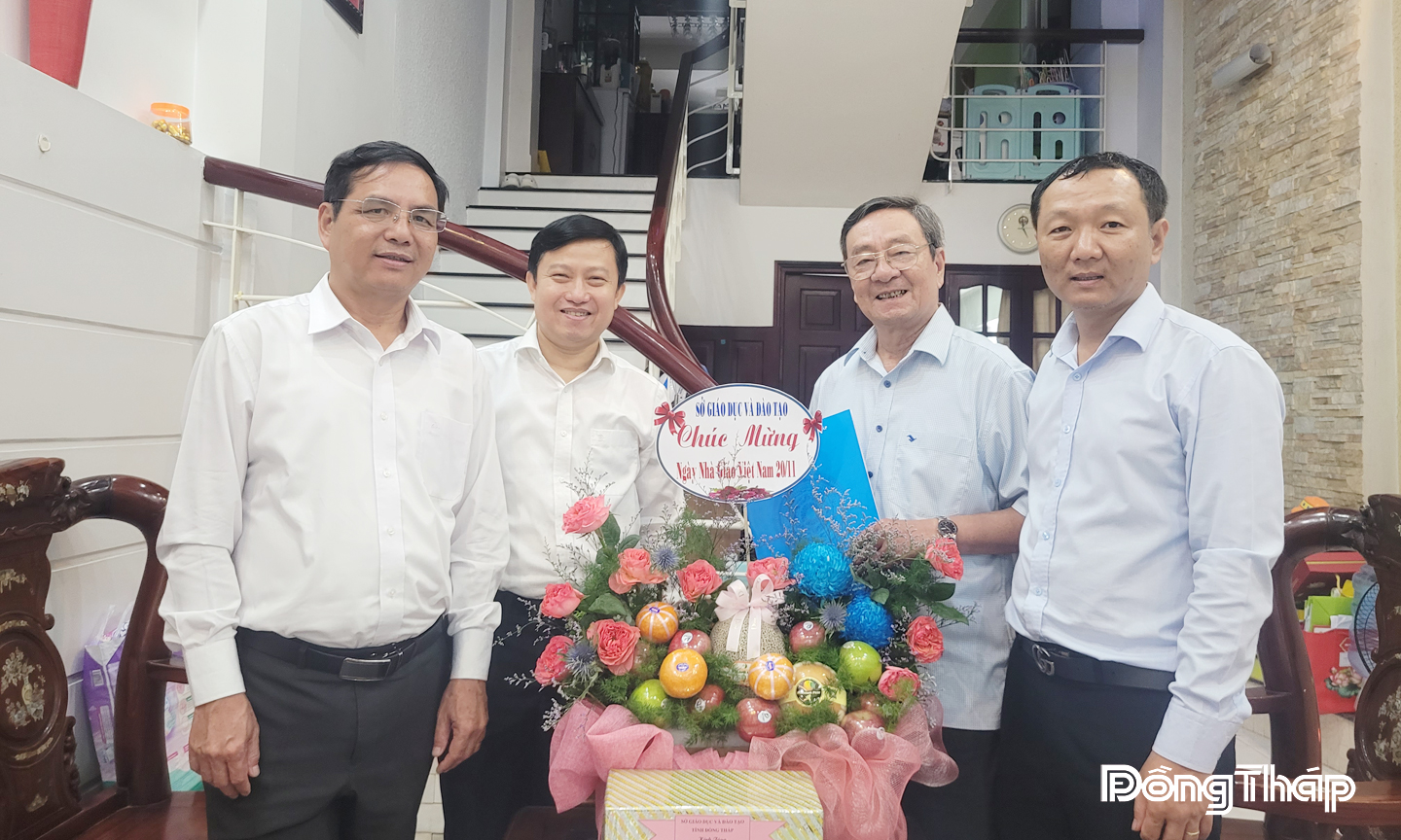 Xây dựng đội ngũ nhà giáo gương mẫu, trách nhiệm, phục vụ Nhân dân Xây dựng đội ngũ nhà giáo gương mẫu, trách nhiệm, phục vụ Nhân dân