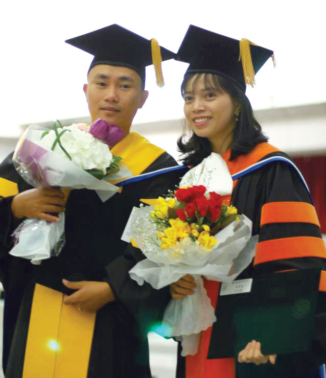 Ngọc Thanh và TS. Nguyễn Quang Sáng, cựu sinh viên của trường Đại học KonKuk. Ảnh do nhân vật cung cấp.