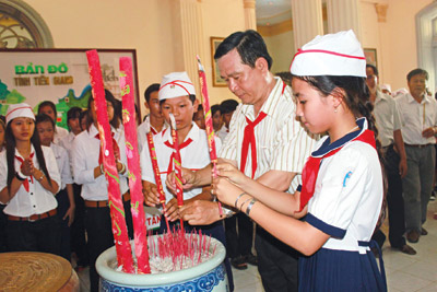 Thắp hương và làm lễ báo công tại Bảo tàng.