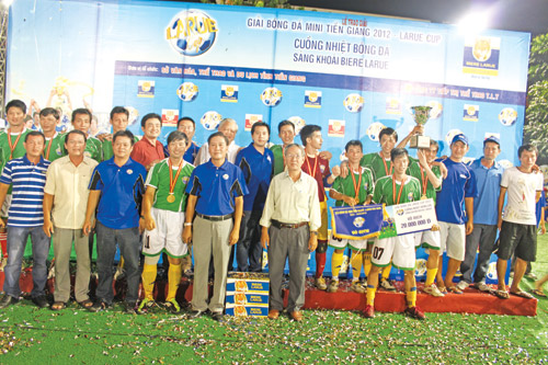 Trao giải thưởng cho đội vô địch.