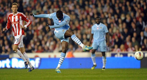 Pha bóng sút xa thần sầu của Yaya Toure