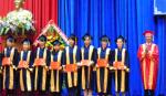 Trao bằng tốt nghiệp cho sinh viên