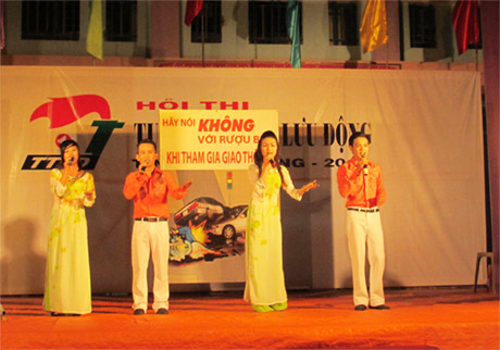 Đội TTLĐ huyện Châu Thành diễn kịch bản “Gậy ông đập lưng bà”, tác giả Mỹ Linh, dàn dựng Lệ Quyên.