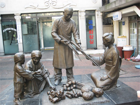 Ông Nguyễn Văn Danh, Phó Bí thư Thường trực Tỉnh ủy, Trưởng Đoàn đại biểu Quốc hội gặp gỡ cử tri.