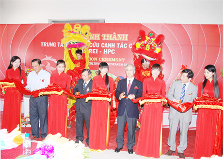 Cắt băng khánh thành