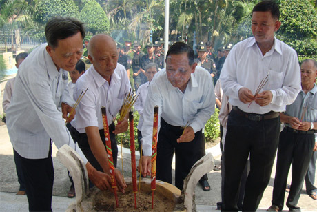 Thắp hương tưởng niệm liệt sĩ.