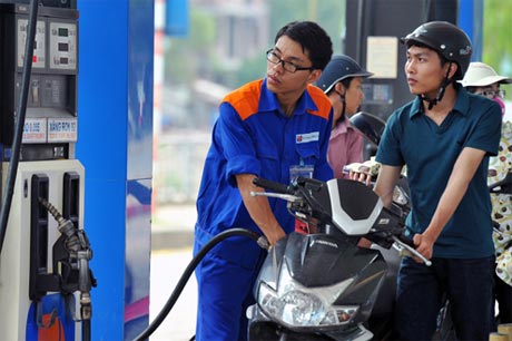 Lần thứ tư trong 2 tháng, giá xăng tiếp tục giảm.