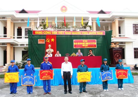 Ban tổ chức trao giải cho các đoàn vận động viên.