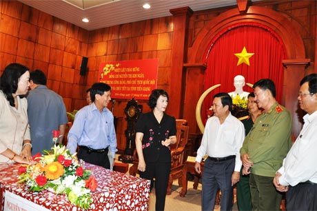 Đồng chí Nguyễn Thị Kim Ngân, Bí thư Trung ương Đảng, Phó Chủ tịch Quốc hội trao đổi với  Bí thư Tỉnh ủy Trần Thế Ngọc và các đồng chí lãnh đạo tỉnh. Ảnh: QUÍ MINH