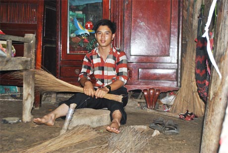 Lê Duy Đức đang phụ mẹ kết chổi que dừa.