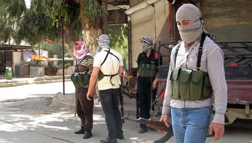 Phiến quân Syria ở ngoại ô Damascus. Ảnh: AP