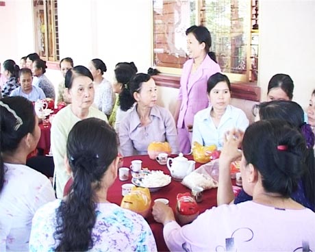 Phụ nữ xã Hữu Đạo – nuôi heo đất.