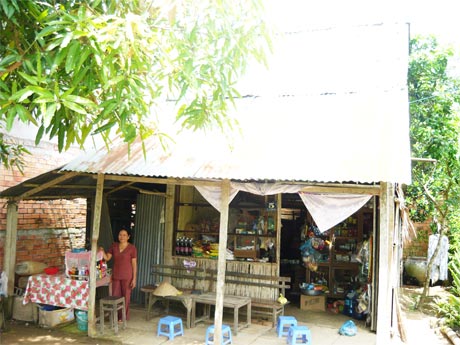 Căn nhà của chị Lê Thị Lanh (ở ấp Thanh Hưng, xã Thanh Hòa) đã xuống cấp mà không được xây mới, vì “dính” vào quy hoạch dự án cụm công nghiệp Thanh Hòa.