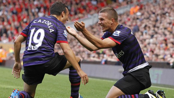 Bộ đôi tân binh Podolski - Cazorla cùng ghi bàn đem về chiến thắng cho Arsenal