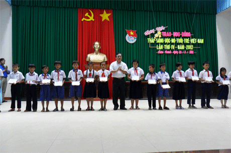 Ông Phạm Anh Tuấn, Bí thư Huyện ủy Châu Thành trao học bổng