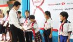 Techcombank tặng 30 suất học bổng “Khăn đỏ đến trường”