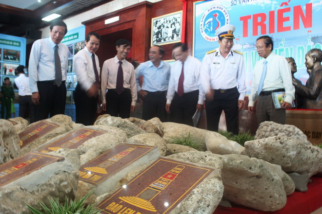 21 phiến đá do quân dân Trường Sa gửi tặng được trưng bày tại triển lãm. Ảnh: tuoitre.vn