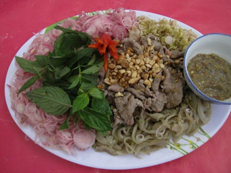 Đĩa gỏi bò miền Tây đầy màu sắc và hương thơm hấp dẫn.