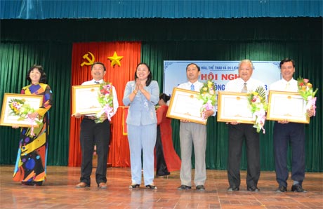 Bà Trần Kim Mai, Phó Chủ tịch UBND tỉnh trao Bằng khen của Thủ tướng Chính phủ cho 5 cá nhân.
