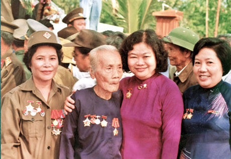 Má Hai Trần Thị Điểu (thứ 2 từ trái sang) cùng các đồng chí Trương Thị Nghề, Trương Mỹ Hoa và Nguyễn Thị Hoài Thu tại Lễ Kỷ niệm 30 năm Chiến thắng Ấp Bắc. Ảnh: T.L