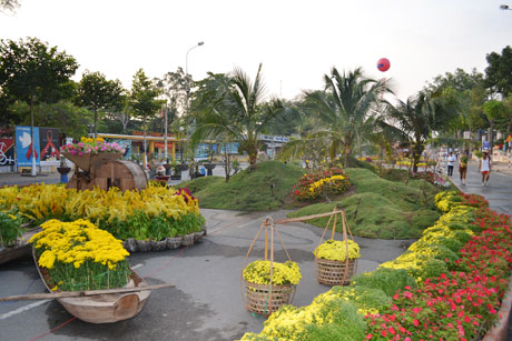 Chiếc xuồng chở đầy hoa.