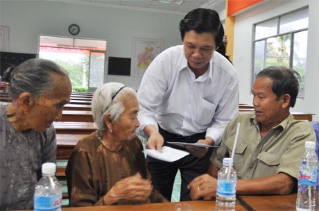 Phó Bí thư Thường trực Tỉnh ủy Nguyễn Văn Danh tặng quà gia đình chính sách nhân kỷ niệm Ngày Thương binh  - Liệt sĩ 27-7-2012.