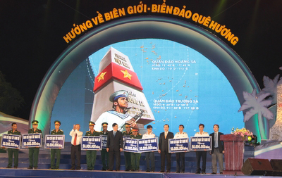Nguyên Phó Thủ tướng Trương Vĩnh Trọng, Phó Thủ tướng Vũ Văn Ninh, Thường trực Ban Chỉ đạo Tây Nam Bộ Nguyễn Phong Quang, Thống đốc NHNN Nguyễn Văn Bình trao tặng “nhà đồng đội” cho các chiến sĩ làm nhiệm vụ nơi biên giới – biển đảo .
