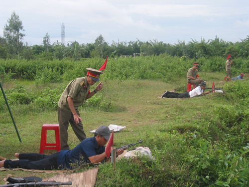 Thực hành bắn đạn thật ở Trường Quân sự địa phương.
