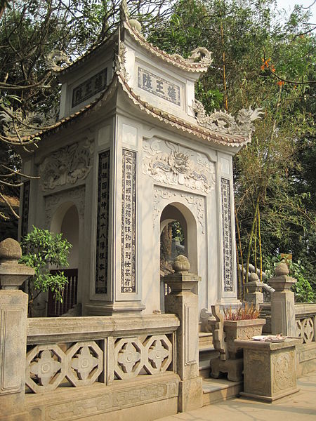 Lăng Hùng Vương trên đỉnh núi Nghĩa Lĩnh.
