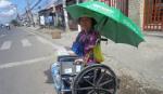 Tình cảnh đáng thương của chị Còn khuyết tật, bán vé số