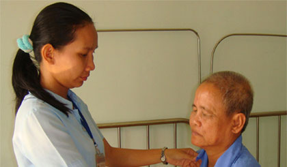 Chị Nguyễn Thúy Hằng (bên trái) chăm sóc đối tượng được nuôi dưỡng  ở Trung tâm Công tác xã hội. Ảnh: N.H.C