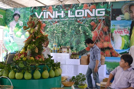Gian hàng của tỉnh Vĩnh Long tại Hội chợ triển lãm rau quả và thương mại ĐBSCL trong khuôn khổ MDEC Tiền Giang - 2012. Ảnh: Vân Anh