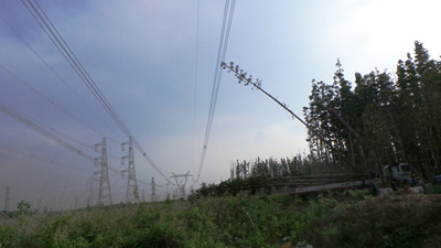 Chiếc xe cẩu trồng cây trong khu vực Thành phố mới Bình Dương chạm vào đường dây 500kV ở khoảng trụ 1072-1073 gần trạm biến áp 500kV Tân Định, chiều 22/5. Ảnh: EVN cung cấp