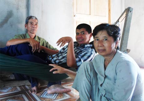 Gia đình ông Dũng vui mừng  trong căn nhà đã sửa chữa xong.