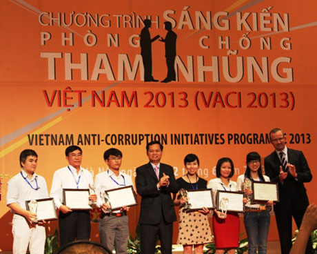 Tổng Thanh tra Chính phủ Huỳnh Phong Tranh trao giải cho các chủ đề án. 