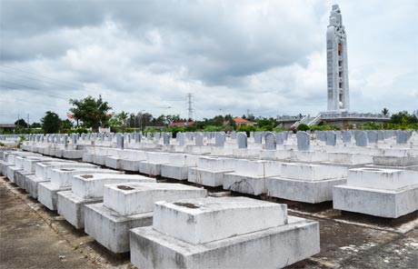 Hàng loạt bia mộ bị gãy.
