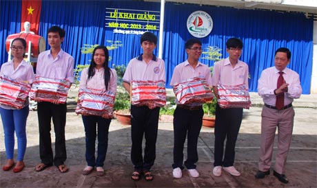 Ông Trần Thế Ngọc, Bí thư Tỉnh ủy trao thưởng cho các học sinh của trường đạt từ 27 điểm trở lên trong kỳ thi tuyển sinh 2013.