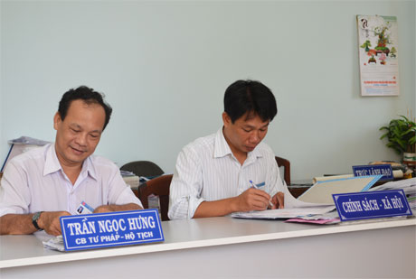 Cán bộ xã. Ảnh: Vân Anh