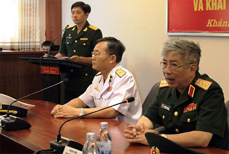 Thượng tướng Nguyễn Chí Vịnh, nói chuyện trực tuyến trên cầu truyền hình tại Trường đại học Thông tin liên lạc với quân và dân huyện đảo Trường Sa.