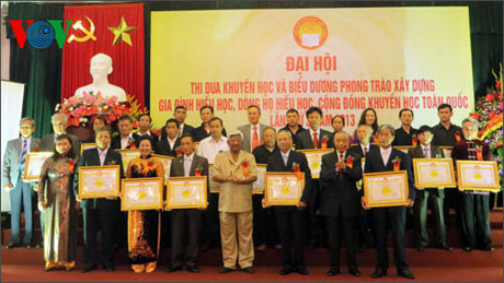 Đại diện gia đình hiếu học, dòng họ hiếu học và cộng đồng khuyến học được biểu dương tại Đại hội.