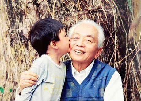 Cháu Võ Thành Trung hồn nhiên hôn lên má ông nội - Đại tướng Võ Nguyên Giáp (ảnh Duy Anh)