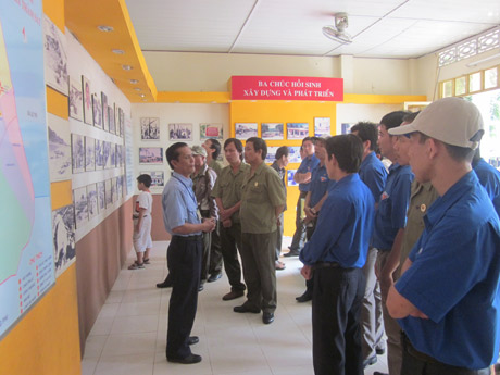 Đoàn đang nghe thuyết trình tại nhà trưng bày chứng tích tội ác của bọn Pôn Pót.