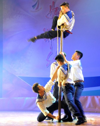 “Rẽ sóng” – một tác phẩm của biên đạo trẻ thế hệ 9X Bùi Phi Trường (Trường ĐH Văn hóa nghệ thuật Quân đội) tái hiện hình ảnh chiến sỹ Hải quân Việt Nam trước biển cả bao la. Ảnh: Hồng Hạnh