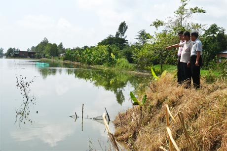 Cán bộ Phòng  NN và PTNT khảo sát tình hình lũ ở xã  Hậu Mỹ Bắc B.