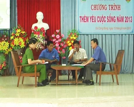 Anh Phạm Thanh Tú và anh Lâm Đức Hiệp giao lưu tại buổi gặp mặt trong Chương trình  “Thêm yêu cuộc sống”.
