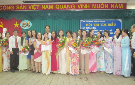Ban tổ chức trao giải cho các phòng có thành tích tốt tại cuộc thi.