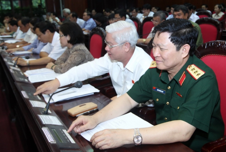 Các đại biểu biểu quyết thông qua Nghị quyết về Kế hoạch phát triển kinh tế - xã hội năm 2014 (Ảnh: Mạnh Hùng)