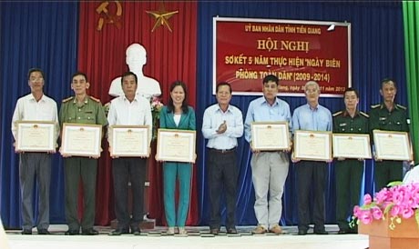 Ông Nguyễn Văn Khang, Chủ tịch UBND tỉnh trao Bằng khen cho các tập thể.