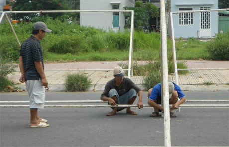 Công nhân đang thi công nhà tạm cho hội chợ. Ảnh: Vân Anh